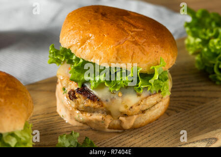 Pikante hausgemachte Chipotle Chicken Burger mit Salat Stockfoto