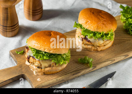 Pikante hausgemachte Chipotle Chicken Burger mit Salat Stockfoto