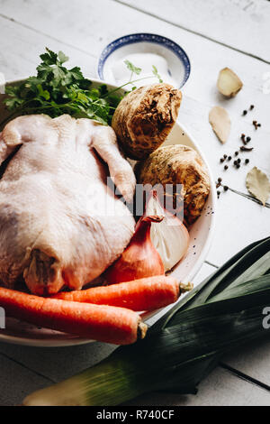 Die hühnerbrühe ist nicht nur einfach, lecker und ein fantastisches Basic in ihrer Küche, es ist auch ein tolles ganzheitlicher Ansatz für die Verwendung von Fleisch. Stockfoto