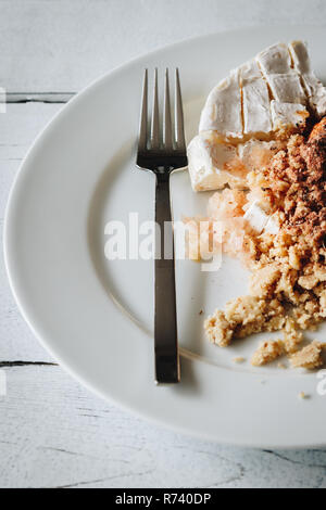 Maische einige Camembert oder Brie mit Butter, würzen und haben es mit einem warmen Scheibe Brot. Obatzter ist wirklich Bayerische Komfort Essen!!!! Stockfoto