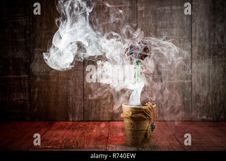 Kaffeebohnen Blume in Rauch im Vintage Holz- Hintergrund Stockfoto