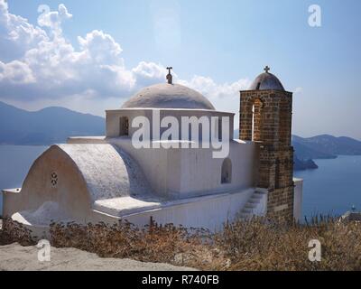 Die wunderschöne Kirche Panagia Thalassini in Kastro Milos mit herrlichem Blick auf die Ägäis. Stockfoto