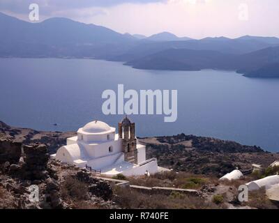 Die wunderschöne Kirche Panagia Thalassini in Kastro Milos mit herrlichem Blick auf die Ägäis. Stockfoto