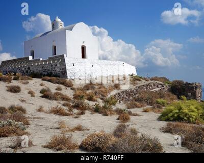 Eine kleine Kapelle auf dem Weg an die Spitze von Kastro von Plaka auf der Insel Milos, Griechenland Stockfoto