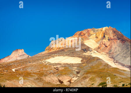 Mt. Haube zeigt seine Struktur im Spätsommer die Baumgrenze im Vordergrund. Nur die Patches von Eis und Schnee auf dem Gletscher. Stockfoto