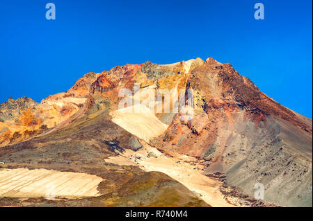 Mt. Haube zeigt seine Struktur im Spätsommer die Baumgrenze im Vordergrund. Nur die Patches von Eis und Schnee auf dem Gletscher. Stockfoto