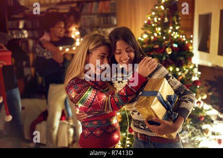 Happy Holiday - lächelnde Frauen Weihnachten gemeinsam feiern. Stockfoto