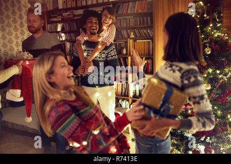 Happy multiethnischen Freunde feiern Weihnachten und Neujahr zusammen. Stockfoto