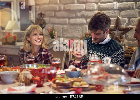 Frohe Weihnachten! Glückliche Familie sind Sie zum Abendessen zu Hause. Feiern Feiertag und Zweisamkeit Stockfoto