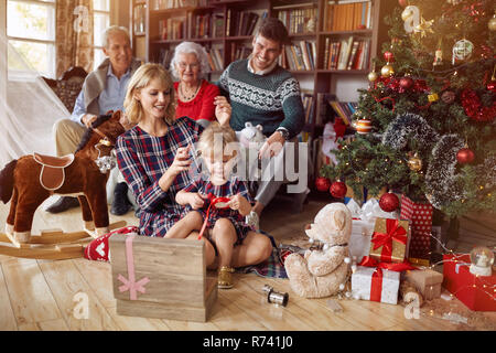Weihnachten Familie Portrait - Happy Family vor der schönen Weihnachtsbaum Stockfoto