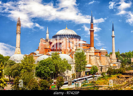 Die Hagia Sophia, die ehemalige Griechische orthodoxe Basilika (Kirche), später eine imperiale Moschee, und heute ein Museum in Istanbul, Türkei Stockfoto