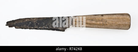 Messer mit breit, eher kurze Klinge und Beine mit cut Dekoration auf Ende, Messer besteck Boden finden Eisen Knochen Metall, Archäologie Stockfoto