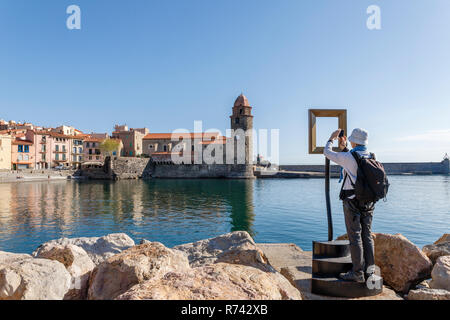 Frankreich, Pyrenees Orientales, Cote Vermeille, Collioure, Notre Dame des Anges Kirche und Frau ein Foto durch eine der 12 Punkte der Ansicht erstellt Stockfoto