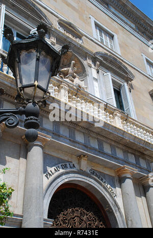 Fassade des Palau de la Generalitat de Catalunya, Barcelona. Der Palau de la Generalitat de Catalunya ist ein historischer Palast in Barcelona, Katalonien Stockfoto