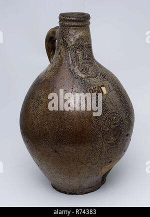 Bartmann Krug, auch genannt Bellarmine Kanne, mit Bart am Hals und ovalen Kartusche, Bartmann juggejug Geschirr halter Boden Keramik Steinzeug Vereisung saltglaze finden, Hand gestempelt glasiert Glasierte gebackene Große steinzeug Bartmann Krug Kanne dunkelgrau Shard mit braun gestromt Salz - Glasur Profil Ringe unter dem Mundrand profilierte Wurst Ohr, Archäologie Heraldik import Töpferwaren trinken dienen Speichern transport Keller Lager Stockfoto