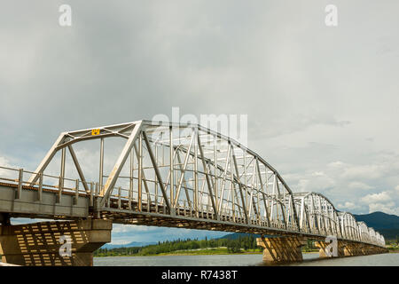 Der Teslin Brücke über Nisutlin Bay auf den Alaska Highway im Yukon Territory, Kanada Stockfoto