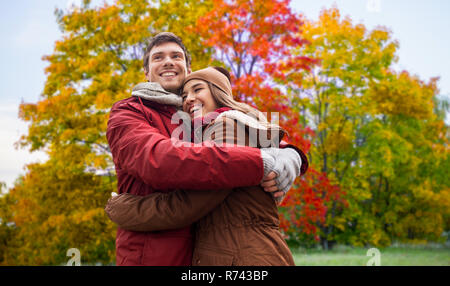 Happy teenage Paar umarmen im Herbst Park Stockfoto