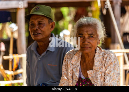 Don Daeng, Laos - April 27, 2018: Ältere Menschen in einem entlegenen Dorf in Laos posing Stockfoto