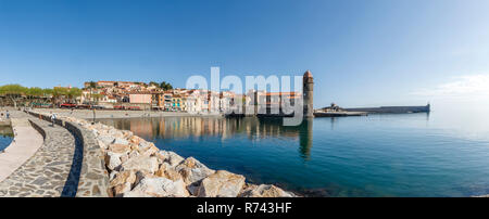 Frankreich, Pyrenees Orientales, Cote Vermeille, Collioure, Notre Dame des Anges Kirche vom Deich // Frankreich, Pyrénées-Orientales (66), Côte Verme gesehen Stockfoto