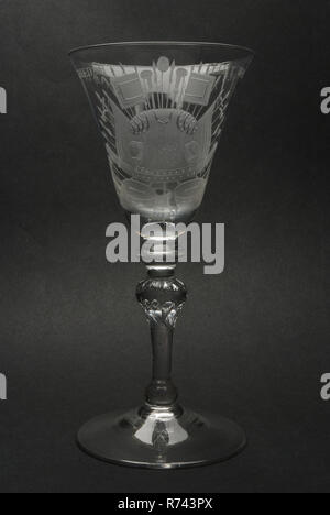 Becher, graviert mit militaria und das Wohlbefinden des Krygsraad von Schiedam, Wein Glas Glas trinken Besteck Geschirr Inhaber führen Glas Glas, Gramm frei geblasen und geformte radgraving polieren Becher wineglass in klare, farblose Leitung Bereich Pontil mark unter runden hohlen aufsteigend Fuß auf massive konvexe Knoten invertiert balustersteam ('Licht Kunst Elemente") mit zwei Reihen von eingeschlossene Luftbläschen (untere Teardrop und Oberseite konvex) zur Abgeflachten Knoten. Trompetenförmigen Kelch Erweiterung nach oben mit dem Rad, die eingravierte Darstellung der Rüstung umgeben von verschiedenen militärischen Attribute wie Spears, ha Stockfoto