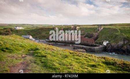 Porthgain, Wales, Großbritannien, 18. Mai 2009: Die Ruinen von verlassenen industrual Häuser besetzen die Kais von Porthgain Hafen im Pembrokeshire Coast N Stockfoto