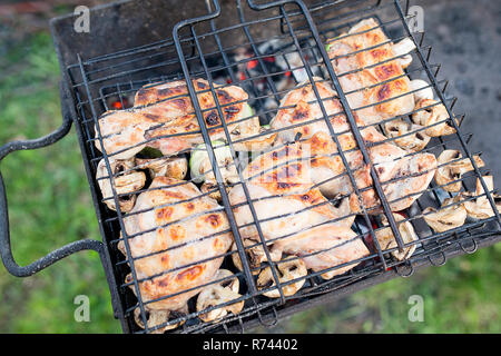 Nahaufnahme der Grill Huhn Quartiere auf ein Schneidebrett Stockfoto