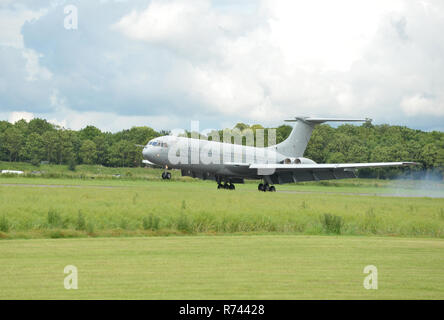 RAF Vickers VC-10 Long Range mit schmalem Jets ihren Landeanflug und Landung in Bruntingthorpe, gebrochen zu werden. Stockfoto