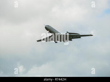 RAF Vickers VC-10 Long Range mit schmalem Jets ihren Landeanflug und Landung in Bruntingthorpe, gebrochen zu werden. Stockfoto