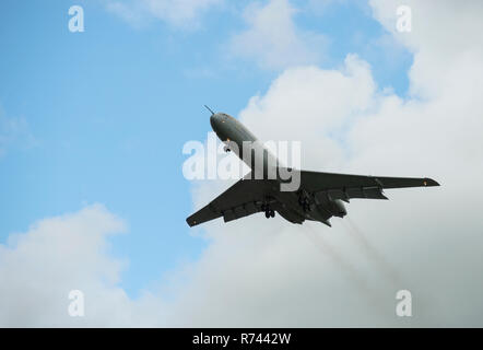 RAF Vickers VC-10 Long Range mit schmalem Jets ihren Landeanflug und Landung in Bruntingthorpe, gebrochen zu werden. Stockfoto
