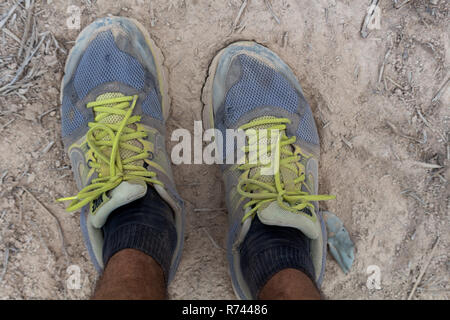 Don Daeng, Laos - 27. April 2018: Schmutzige ruiniert spor Schuhe nach zwei Monaten zu Fuß Stockfoto