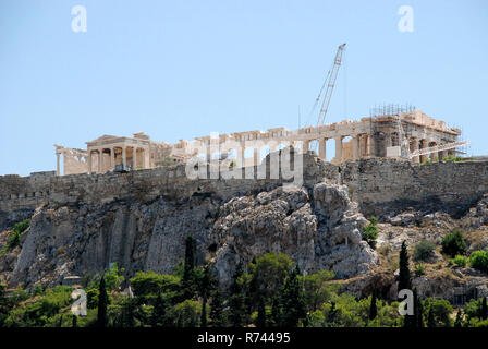 Erechtheion (linke Seite) und der Parthenon (rechte Seite), die Akropolis, Athen, Griechenland. Blick von der Agora Stockfoto