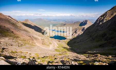 Der Blick von Snowdon Mountain über Glaslyn See und Tal und der breiteren Landschaft des Snowdonia Nationalparks in Wales. Stockfoto