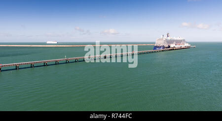 Eine Kreuzfahrt Schiff angedockt an der Pier im Hafen von Holyhead in Nordwales. Stockfoto