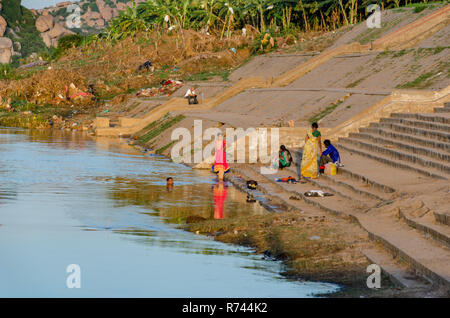 Eine Familie verbringt Zeit am Ufer des Fluss Tungabhadra in Hampi, Karnataka, Indien. Stockfoto