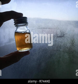 Hand hält's River dram" der Whisky, auf Islay, Schottland, Großbritannien " Stockfoto