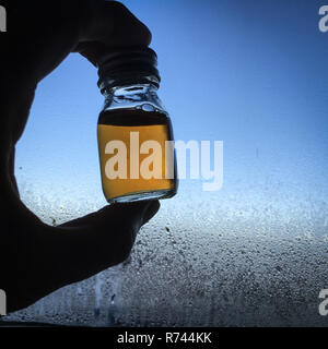 Hand hält's River dram" der Whisky, auf Islay, Schottland, Großbritannien " Stockfoto