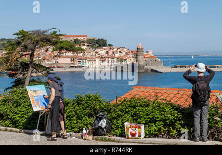 Frankreich, Pyrenees Orientales, Cote Vermeille, Collioure, Maler und touristische vor der Bucht von Collioure // Frankreich, Pyrénées-Orientales (66), Côte Stockfoto