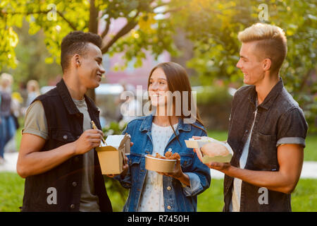 Junge Menschen diskutieren und Essen Stockfoto