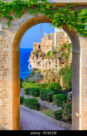 Polignano a Mare, Apulien, Italien: Ponte di Polignano Brücke mit Bastione di Santo Stefano und Lama Monachile Strand im Hintergrund, Apulien, Italien, Cala Paura Golf, Provinz von Bari Stockfoto