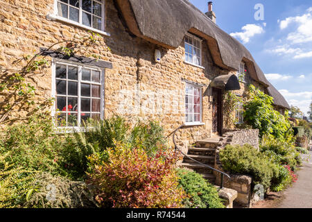 Ein Strohgedecktes Ferienhaus aus Stein in der Cotswold Dorf Ebrington, Gloucestershire, Großbritannien