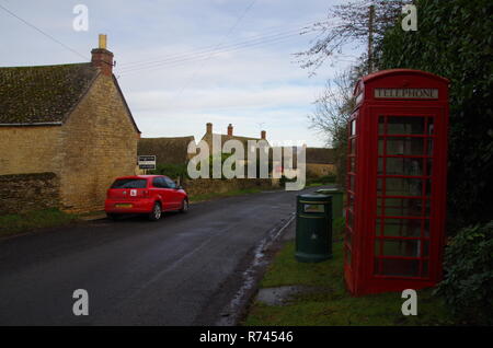 Untere Oddington. Der Macmillan. Weitwanderweg. Gloucestershire. Cotswolds. England. Großbritannien Stockfoto