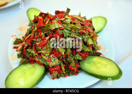 Gemischter Salat auf dem Teller in Hatay (Antakya), Türkei. Stockfoto