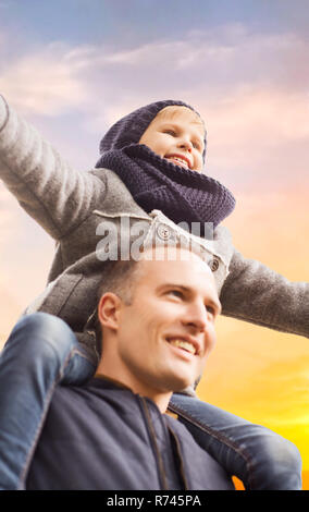 Gerne Vater mit Sohn über Himmel Hintergrund Stockfoto