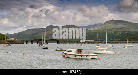 Tywyn, Wales, Großbritannien, 11. Mai 2011: ein Personenzug überquert den Mawddach Estuary auf der Barmouth Bridge unter Cadair Idris und die anderen Berge von Sn Stockfoto