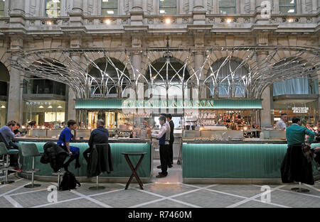 Fortnum & Mason unterzeichnen und Kunden an der Bar in der Royal Exchange in der Londoner City während Weihnachten in England UK KATHY DEWITT Stockfoto