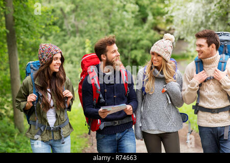 Freunde oder Reisende wandern mit Rucksack und Karte Stockfoto