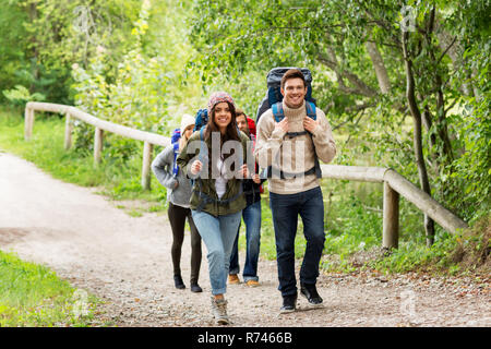 Gerne Freunde oder Reisende wandern mit Rucksäcken Stockfoto