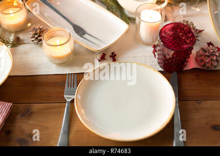 Tisch für das Weihnachtsessen zu Hause Stockfoto