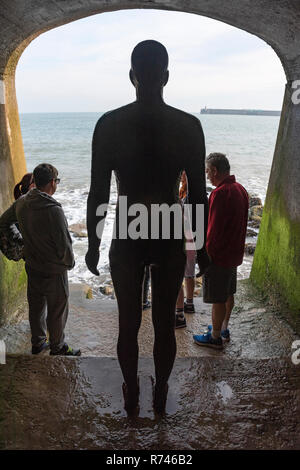 Another Time XVIII Art Installation von Sir Antony Gormley at Sunny Sands, Folkestone, Kent CT19 6RB: Phillip Roberts Stockfoto