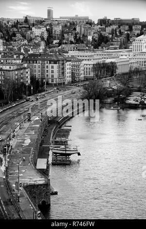 Vertikale schwarze und weiße Landschaft von Prag von Vyšehrad, konzentrierte sich auf die Viertel namens Podoli (podolí), mit dem Ufer des Flusses Vltava Stockfoto